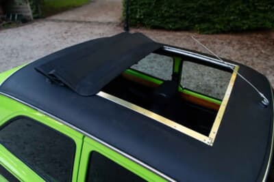 価格非公開で落札されたフォード「エスコート Mk Iメキシコ」（C）iconicauctioneers