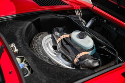 8万5000ポンド～9万5000ポンド（邦貨換算約1770万円〜1980万円）で現在も販売中のフェラーリ「208GTBターボ」（C）iconicauctioneers