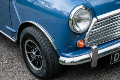 1万7438英ポンド（邦貨換算約362万円）で落札されたオースティン「ミニ クーパー マークII」（C）iconicauctioneers