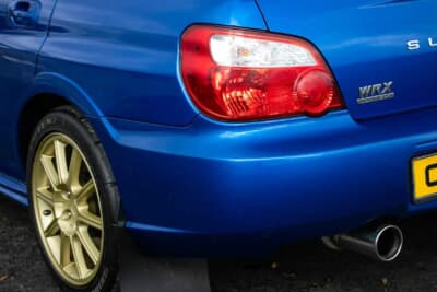 3万2000ポンド〜3万8000ポンド(邦貨換算約674万円〜801万円)で現在も販売中のスバル「インプレッサ WRX STI」(C)iconicauctioneers