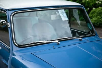 1万7438英ポンド（邦貨換算約362万円）で落札されたオースティン「ミニ クーパー マークII」（C）iconicauctioneers