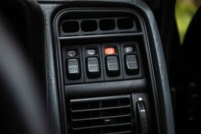 7万5000ポンド〜9万5000ポンド(邦貨換算約1580万円〜約2000万円)で現在も販売中のフォード「シエラRS500」(C)iconicauctioneers