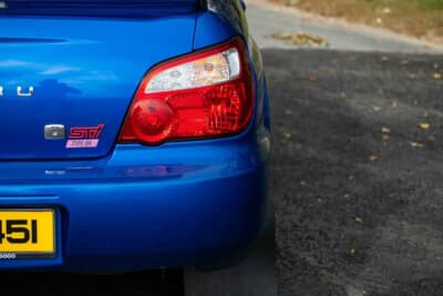 3万2000ポンド〜3万8000ポンド(邦貨換算約674万円〜801万円)で現在も販売中のスバル「インプレッサ WRX STI」(C)iconicauctioneers