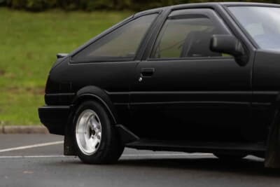 3万5000ポンド〜4万5000ポンド（約740万円〜約950万円）で現在も販売中のトヨタ「カローラ レビン」（C）iconicauctioneers