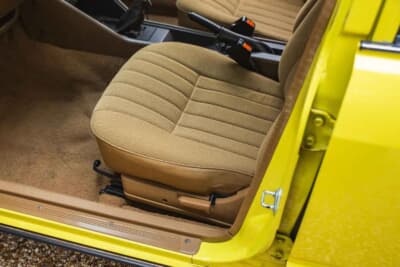 2万〜2万5000ポンド（約420万0000円〜526万0000円）で現在も販売中のトヨタ「カリーナ」（C）iconicauctioneers