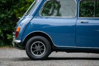 1万7438英ポンド（邦貨換算約362万円）で落札されたオースティン「ミニ クーパー マークII」（C）iconicauctioneers