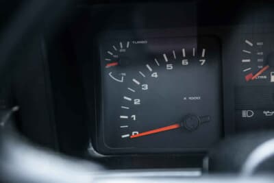 7万5000ポンド〜9万5000ポンド(邦貨換算約1580万円〜約2000万円)で現在も販売中のフォード「シエラRS500」(C)iconicauctioneers