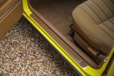 2万〜2万5000ポンド（約420万0000円〜526万0000円）で現在も販売中のトヨタ「カリーナ」（C）iconicauctioneers