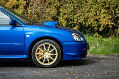 3万2000ポンド〜3万8000ポンド(邦貨換算約674万円〜801万円)で現在も販売中のスバル「インプレッサ WRX STI」(C)iconicauctioneers