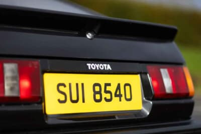 3万5000ポンド〜4万5000ポンド（約740万円〜約950万円）で現在も販売中のトヨタ「カローラ レビン」（C）iconicauctioneers