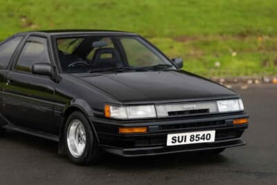 3万5000ポンド〜4万5000ポンド（約740万円〜約950万円）で現在も販売中のトヨタ「カローラ レビン」（C）iconicauctioneers