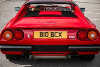 8万5000ポンド～9万5000ポンド（邦貨換算約1770万円〜1980万円）で現在も販売中のフェラーリ「208GTBターボ」（C）iconicauctioneers