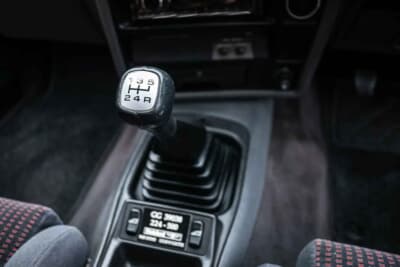 7万5000ポンド〜9万5000ポンド(邦貨換算約1580万円〜約2000万円)で現在も販売中のフォード「シエラRS500」(C)iconicauctioneers