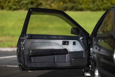 3万5000ポンド〜4万5000ポンド（約740万円〜約950万円）で現在も販売中のトヨタ「カローラ レビン」（C）iconicauctioneers