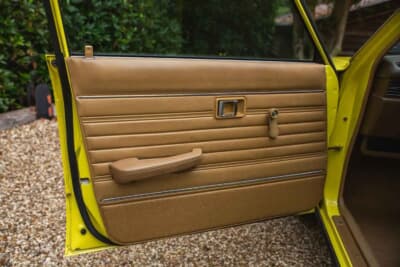 2万〜2万5000ポンド（約420万0000円〜526万0000円）で現在も販売中のトヨタ「カリーナ」（C）iconicauctioneers