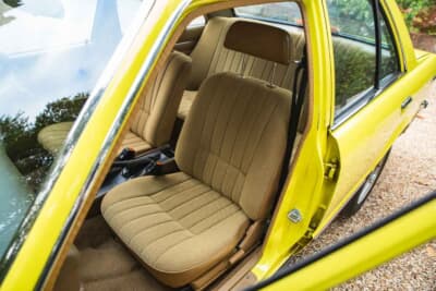 2万〜2万5000ポンド（約420万0000円〜526万0000円）で現在も販売中のトヨタ「カリーナ」（C）iconicauctioneers