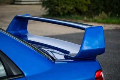 3万2000ポンド〜3万8000ポンド(邦貨換算約674万円〜801万円)で現在も販売中のスバル「インプレッサ WRX STI」(C)iconicauctioneers