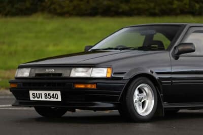 3万5000ポンド〜4万5000ポンド（約740万円〜約950万円）で現在も販売中のトヨタ「カローラ レビン」（C）iconicauctioneers