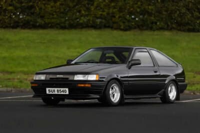 3万5000ポンド〜4万5000ポンド（約740万円〜約950万円）で現在も販売中のトヨタ「カローラ レビン」（C）iconicauctioneers