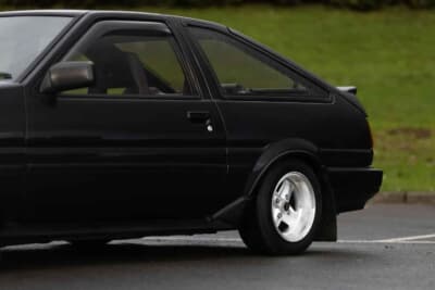 3万5000ポンド〜4万5000ポンド（約740万円〜約950万円）で現在も販売中のトヨタ「カローラ レビン」（C）iconicauctioneers