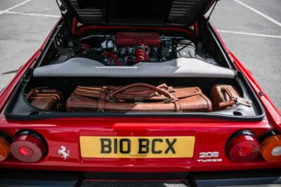 8万5000ポンド～9万5000ポンド（邦貨換算約1770万円〜1980万円）で現在も販売中のフェラーリ「208GTBターボ」（C）iconicauctioneers