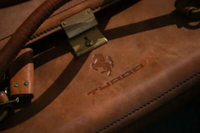 8万5000ポンド～9万5000ポンド（邦貨換算約1770万円〜1980万円）で現在も販売中のフェラーリ「208GTBターボ」（C）iconicauctioneers