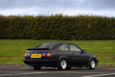 3万5000ポンド〜4万5000ポンド（約740万円〜約950万円）で現在も販売中のトヨタ「カローラ レビン」（C）iconicauctioneers