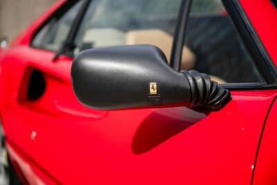 8万5000ポンド～9万5000ポンド（邦貨換算約1770万円〜1980万円）で現在も販売中のフェラーリ「208GTBターボ」（C）iconicauctioneers