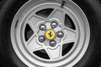 8万5000ポンド～9万5000ポンド（邦貨換算約1770万円〜1980万円）で現在も販売中のフェラーリ「208GTBターボ」（C）iconicauctioneers