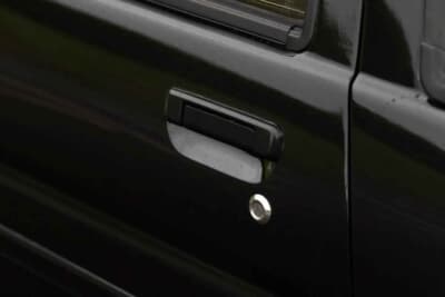 3万5000ポンド〜4万5000ポンド（約740万円〜約950万円）で現在も販売中のトヨタ「カローラ レビン」（C）iconicauctioneers