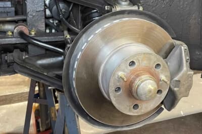 8万5000ポンド～9万5000ポンド（邦貨換算約1770万円〜1980万円）で現在も販売中のフェラーリ「208GTBターボ」（C）iconicauctioneers