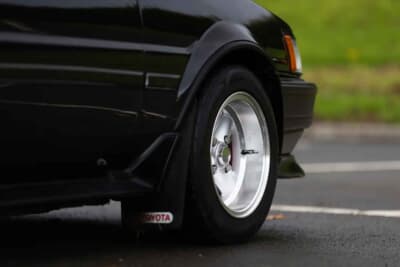 3万5000ポンド〜4万5000ポンド（約740万円〜約950万円）で現在も販売中のトヨタ「カローラ レビン」（C）iconicauctioneers