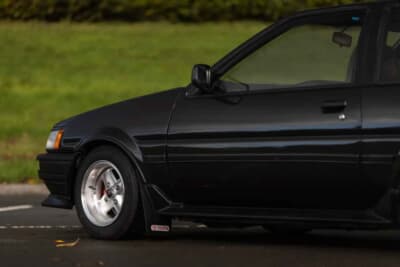 3万5000ポンド〜4万5000ポンド（約740万円〜約950万円）で現在も販売中のトヨタ「カローラ レビン」（C）iconicauctioneers