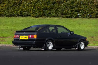 3万5000ポンド〜4万5000ポンド（約740万円〜約950万円）で現在も販売中のトヨタ「カローラ レビン」（C）iconicauctioneers