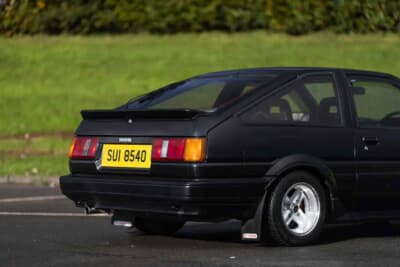 3万5000ポンド〜4万5000ポンド（約740万円〜約950万円）で現在も販売中のトヨタ「カローラ レビン」（C）iconicauctioneers