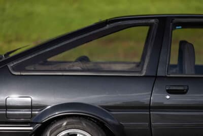 3万5000ポンド〜4万5000ポンド（約740万円〜約950万円）で現在も販売中のトヨタ「カローラ レビン」（C）iconicauctioneers