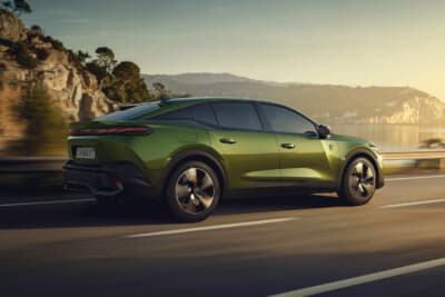 プジョー408：初採用のイルミネーションロゴを挟むように3本爪のLEDシグネチャーが光彩を放つ