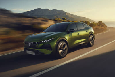 プジョー408：専用色のフレアグリーンは光の当たり方によってさまざまな色味を演出する