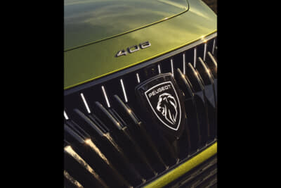 プジョー408：刷新されたグリル形状は、立体的3D造形とグロス＆マットブラックで組み合わせる