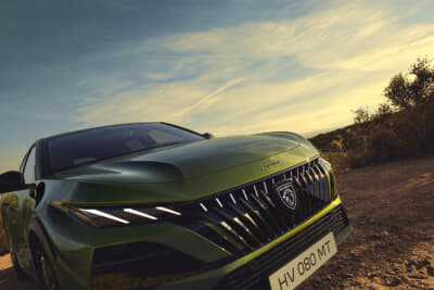 プジョー408：台形フォルムの開口部を持つロワバンパーでワイドで低く構えたスタンスを強調