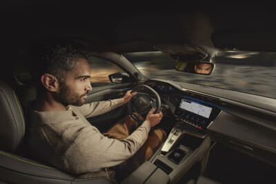 プジョー408：ドライバー側に向けて角度をつけて配置される10インチタッチスクリーンディスプレイ