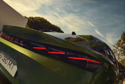 プジョー408：シリーズで初採用されたイルミネーション機能付きPEUGEOTロゴ