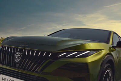 プジョー408：視覚的インパクトを重視してデザインされた新形状のフロントライトシグネチャー。3本爪の下にヘッドライトを配置