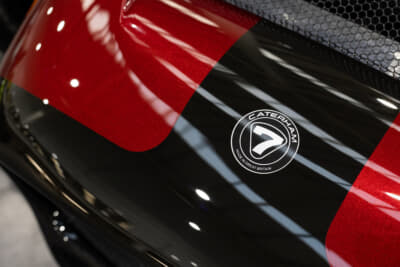 ケータハム・セブン485：ボンネットノーズ先端にあしらわれたケータハムのブランド名と数字の７で構築したエンブレムが誇らしい