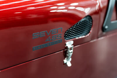 ケータハム・セブン485：ボンネットフックの脇にFINAL EDITIONのロゴバッジを並べたセブン485の車名