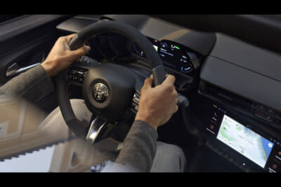 アルファ ロメオJUNIOR Ibrida INTENSA：タンカラーの加飾が施されたアルカンターラ／レザーステアリング