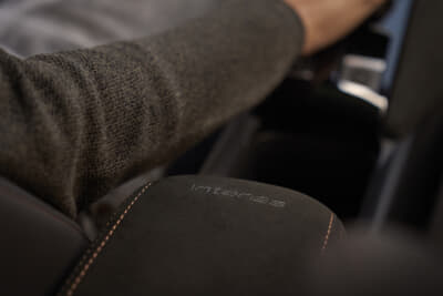 アルファ ロメオJUNIOR Ibrida INTENSA：ダッシュボード/ドアパネルにタンカラーのステッチが縫い込まれる