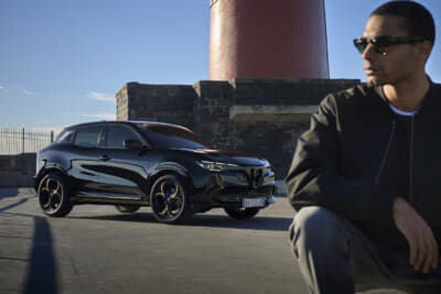 アルファ ロメオJUNIOR Ibrida INTENSA：1.2L直列3気筒DOHCターボエンジン搭載のハイブリッドSUV。システム合計出力は145ps