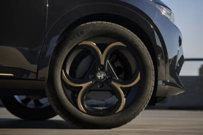 アルファ ロメオJUNIOR Ibrida INTENSA：ゴールド仕上げのアルミホイール「ペタリ」は18インチ。215/55R18タイヤを履く