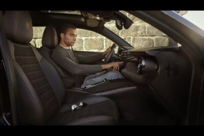 アルファ ロメオJUNIOR Ibrida INTENSA：ドライバーズシートは6ウェイパワーシートでヒーターとアクティブランバーサポート内蔵